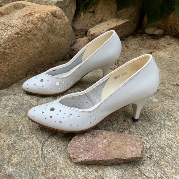 White Leather Women's Shoes Size 6.5 Classic Career Cutout Clean Quiet Luxury - Picture 3 of 7